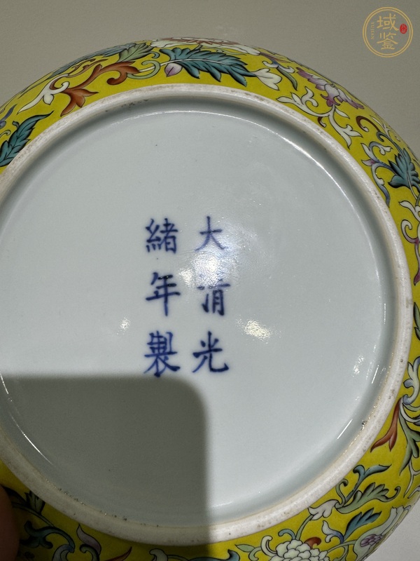 古玩陶瓷需上手，偏老，光緒風(fēng)格黃地粉彩花卉紋盤真品鑒賞圖