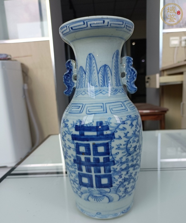 古玩陶瓷纏枝花囍字紋雙耳盤口瓶真品鑒賞圖