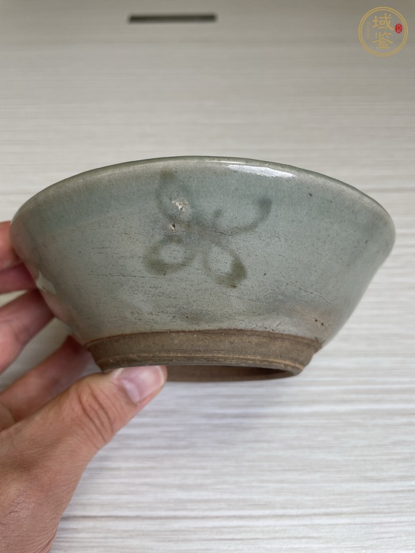 古玩陶瓷龍泉系青瓷青花碗真品鑒賞圖