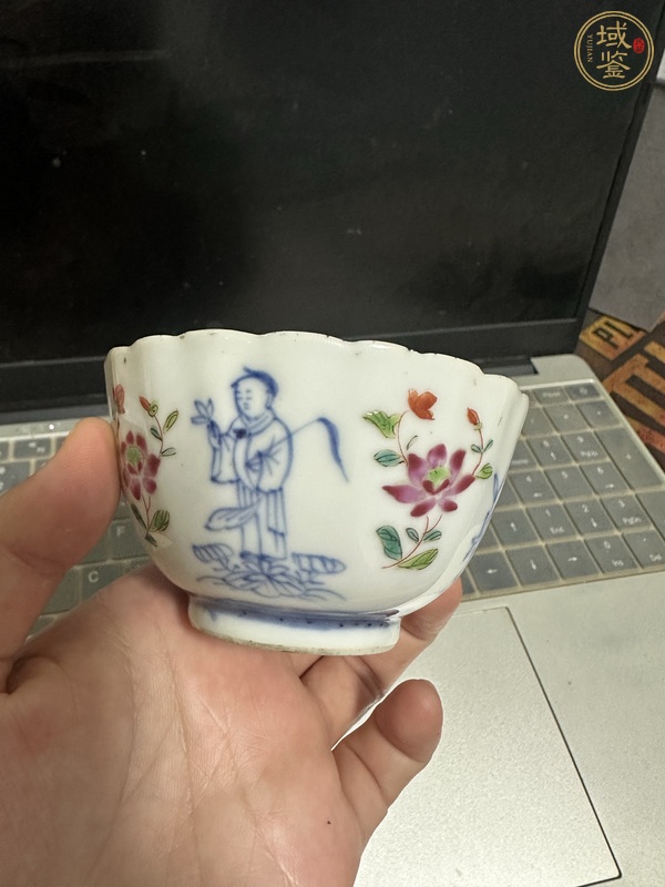 古玩陶瓷青花加彩人物紋花口杯真品鑒賞圖