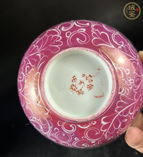 古玩陶瓷胭脂紅軋道花卉紋茶碗真品鑒賞圖