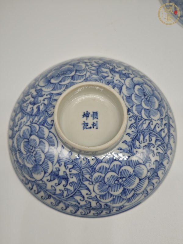 古玩陶瓷青花纏枝花紋蓋碗真品鑒賞圖