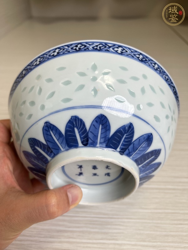 古玩陶瓷青花團(tuán)鶴紋茶碗真品鑒賞圖