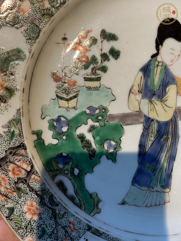 古玩陶瓷五彩仕女嬰戲紋折沿盤真品鑒賞圖