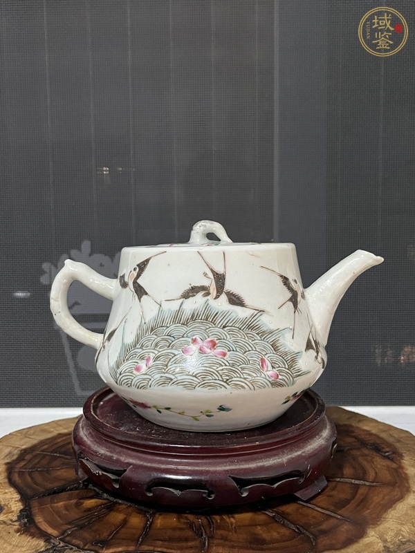 古玩陶瓷粉彩花蝶海燕圖茶壺真品鑒賞圖