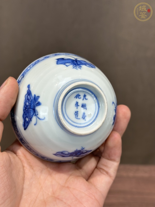 古玩陶瓷青花蝴蝶紋茶碗真品鑒賞圖