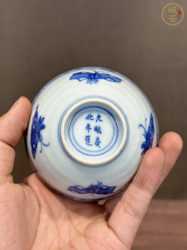 古玩陶瓷青花蝴蝶紋茶碗真品鑒賞圖