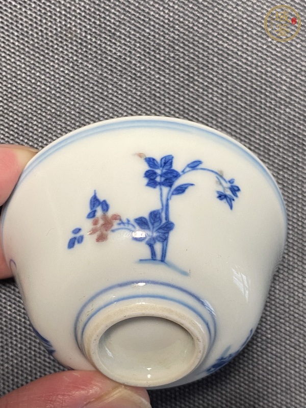 古玩陶瓷青花釉里紅花卉紋碗真品鑒賞圖