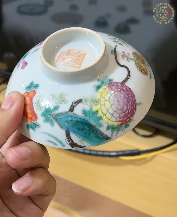 古玩陶瓷粉彩花蝶紋蓋碗真品鑒賞圖