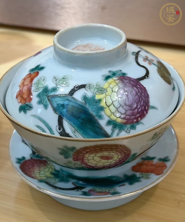 古玩陶瓷粉彩花蝶紋蓋碗真品鑒賞圖