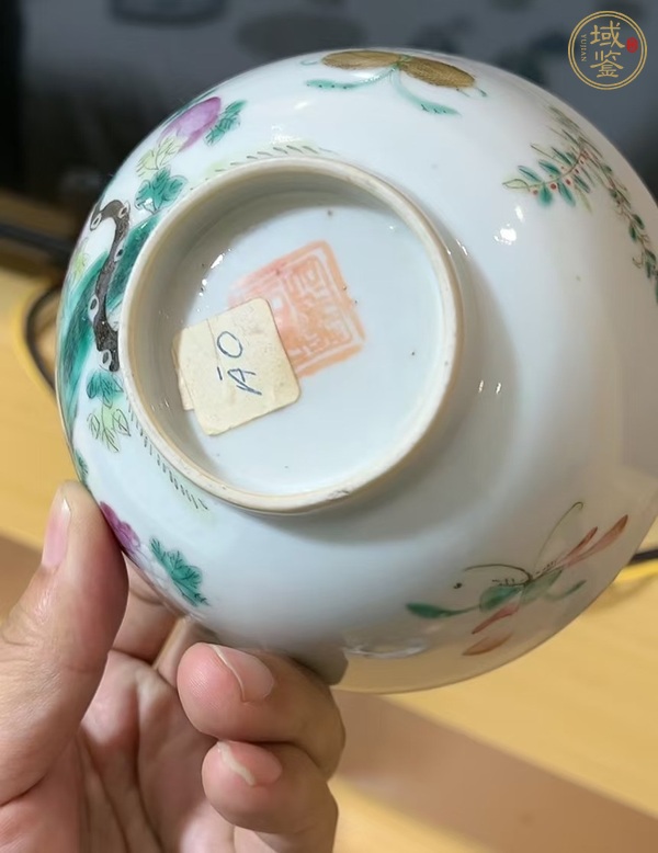 古玩陶瓷粉彩花蝶紋蓋碗真品鑒賞圖