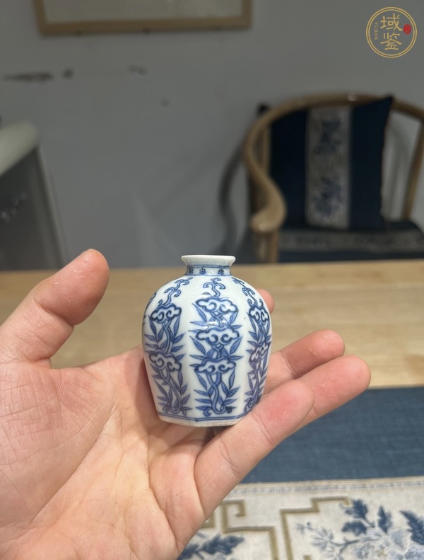 古玩陶瓷憑圖看清末青花靈芝紋小瓶真品鑒賞圖