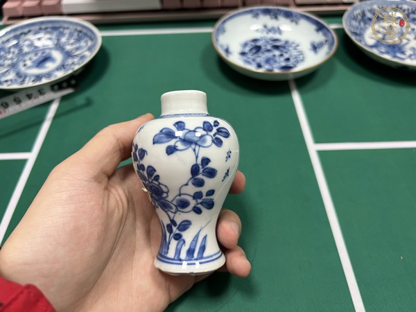 古玩陶瓷花卉紋青花瓶真品鑒賞圖