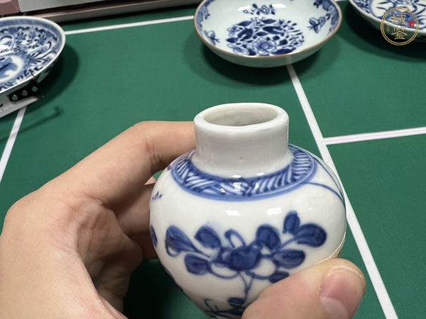 古玩陶瓷花卉紋青花瓶真品鑒賞圖