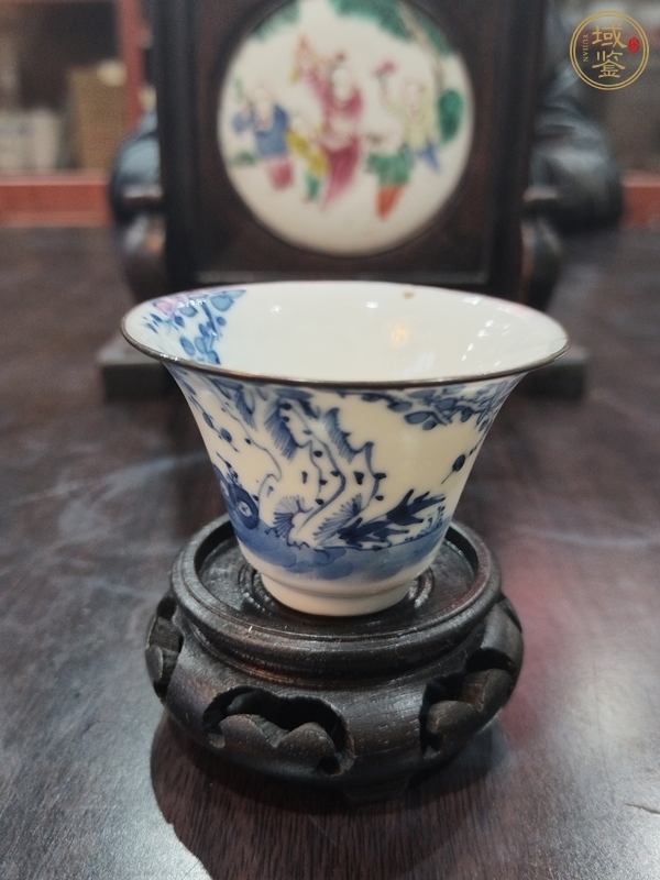 古玩陶瓷青花過(guò)枝梅花圖茶杯真品鑒賞圖