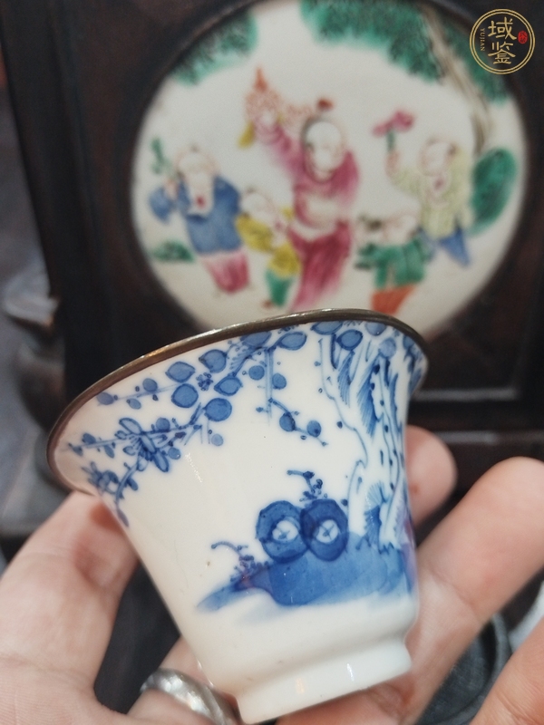 古玩陶瓷青花過枝梅花圖茶杯真品鑒賞圖