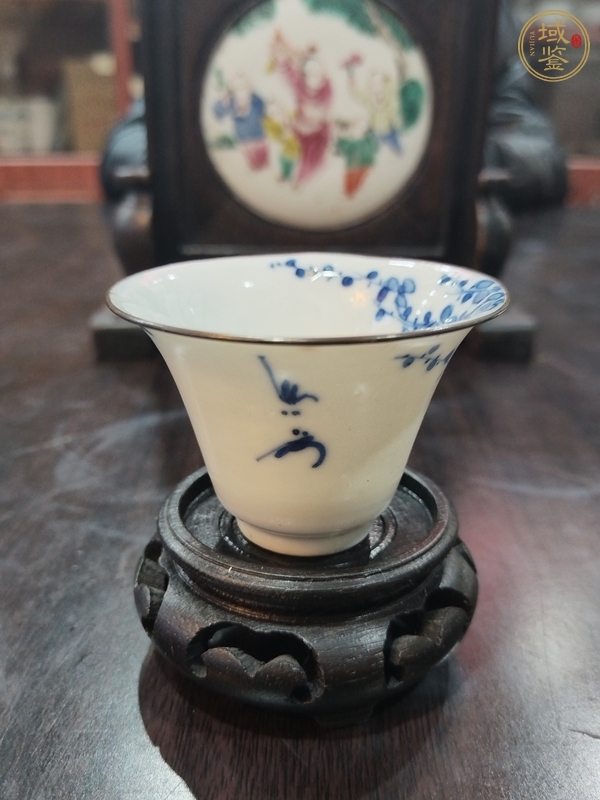 古玩陶瓷青花過枝梅花圖茶杯真品鑒賞圖