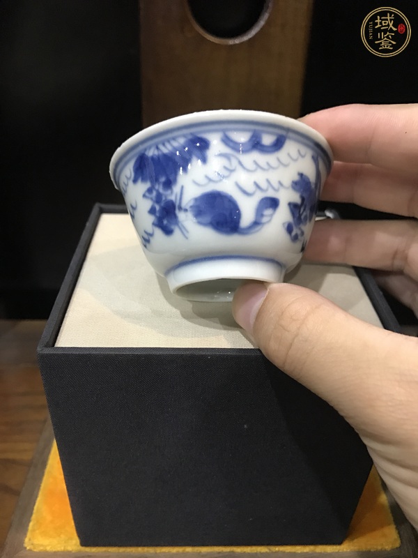 古玩陶瓷松鼠葡萄紋青花杯真品鑒賞圖