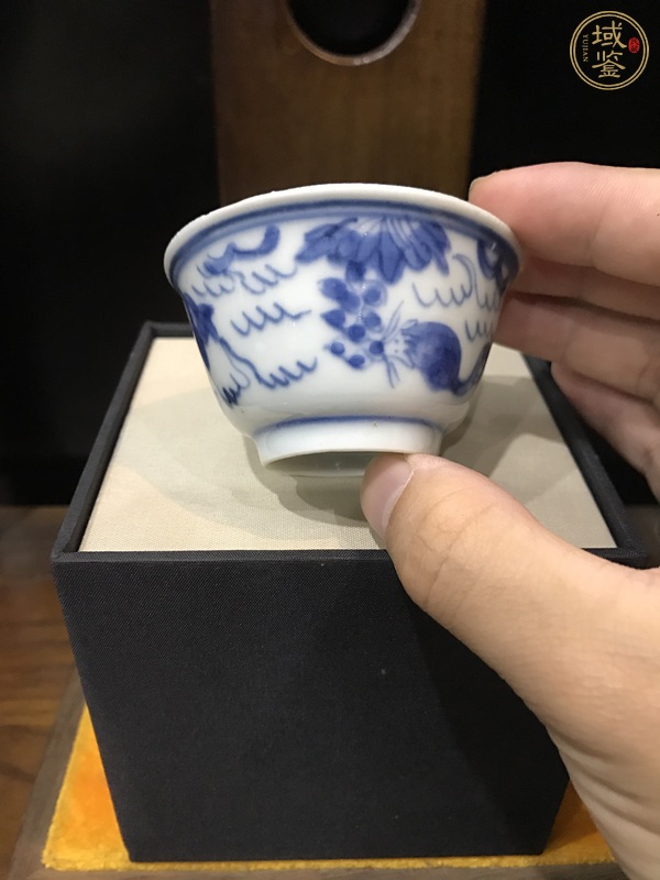 古玩陶瓷松鼠葡萄紋青花杯真品鑒賞圖