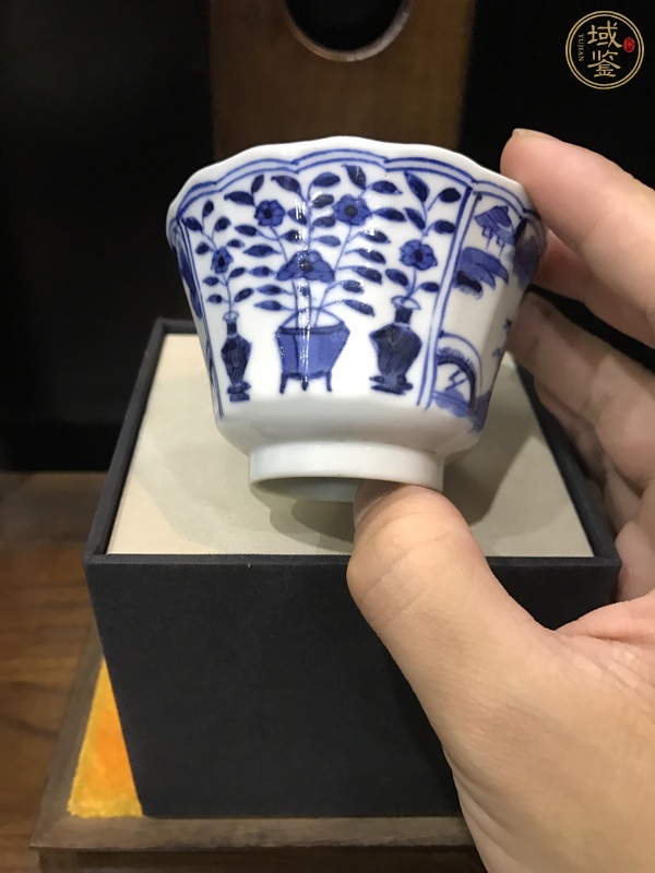 古玩陶瓷乾隆年制款青花杯真品鑒賞圖