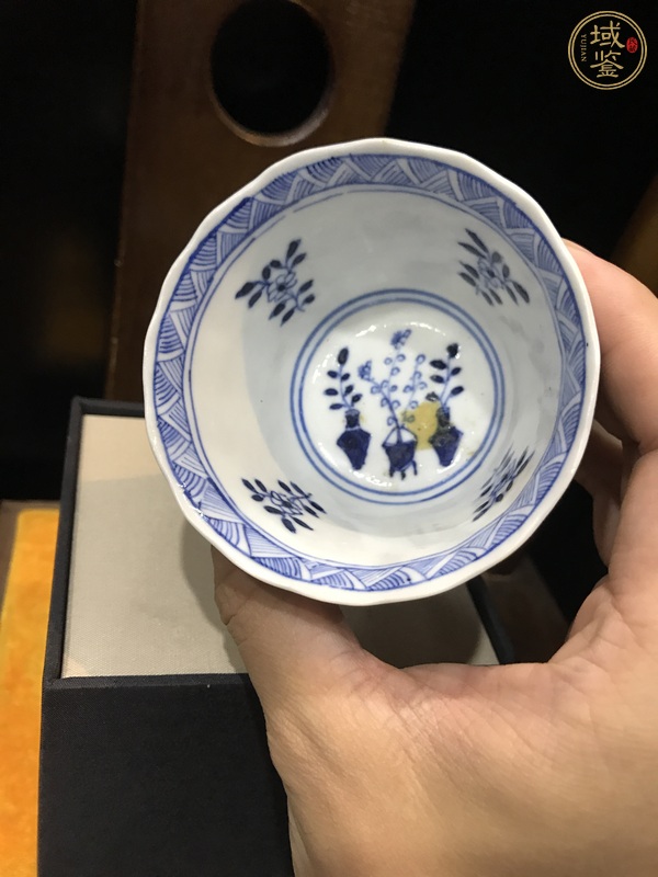 古玩陶瓷乾隆年制款青花杯真品鑒賞圖