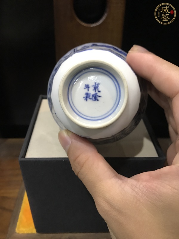 古玩陶瓷乾隆年制款青花杯真品鑒賞圖