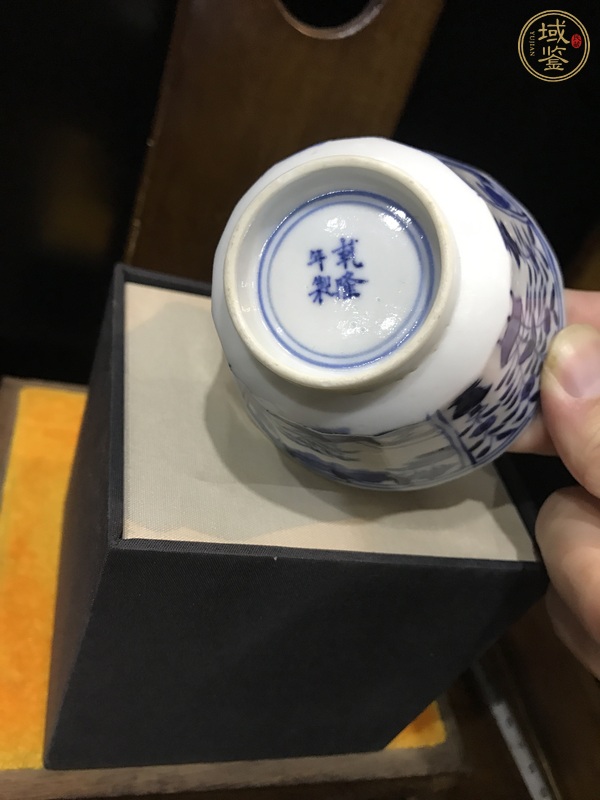 古玩陶瓷乾隆年制款青花杯真品鑒賞圖