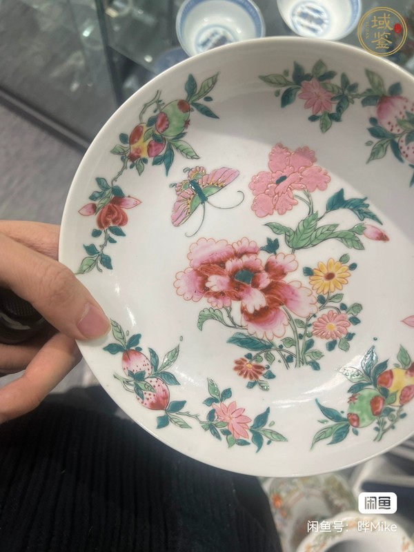 古玩陶瓷粉彩蝶戀花紋盤真品鑒賞圖