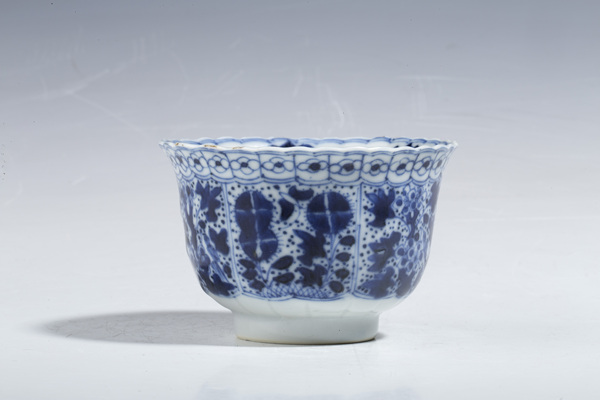 古玩轉(zhuǎn)賣清光緒·青花開窗花卉紋花口杯拍賣,當(dāng)前價格418元