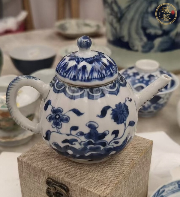 古玩陶瓷青花洞石花卉紋壺 真品鑒賞圖