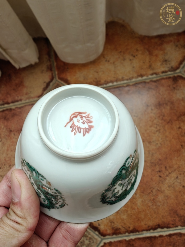 古玩陶瓷紅綠彩團(tuán)龍紋茶碗真品鑒賞圖