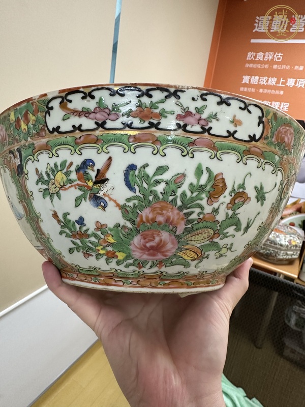 古玩陶瓷人物花鳥蝶紋廣彩碗真品鑒賞圖