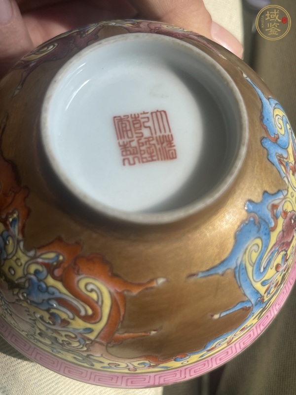 古玩陶瓷金釉粉彩夔龍紋茶碗真品鑒賞圖