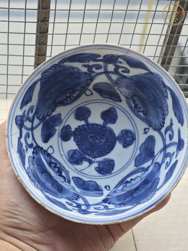 古玩陶瓷青花花卉紋折沿碗真品鑒賞圖