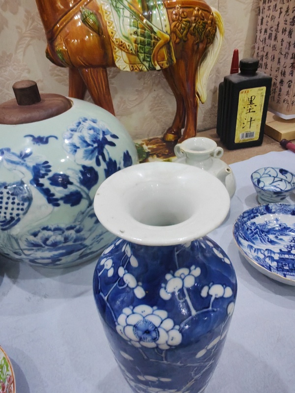 古玩陶瓷青花留白冰梅紋撇口瓶拍賣，當前價格1580元