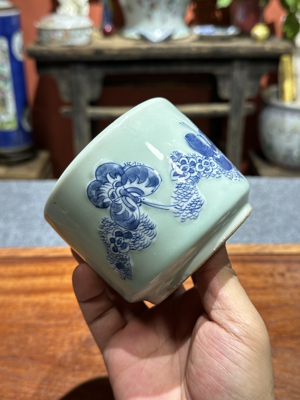 古玩陶瓷清代中期豆青青花夾白香爐拍賣(mài)，當(dāng)前價(jià)格7800元