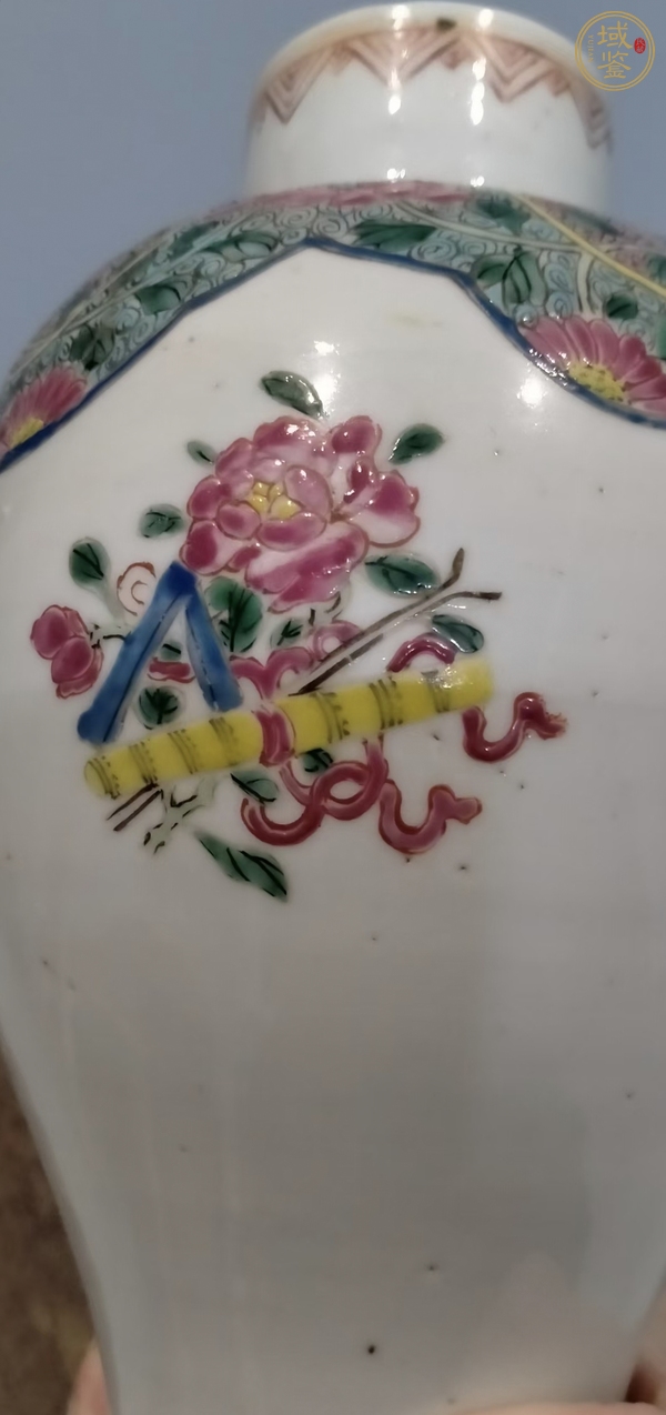 古玩陶瓷粉彩花卉紋梅瓶真品鑒賞圖