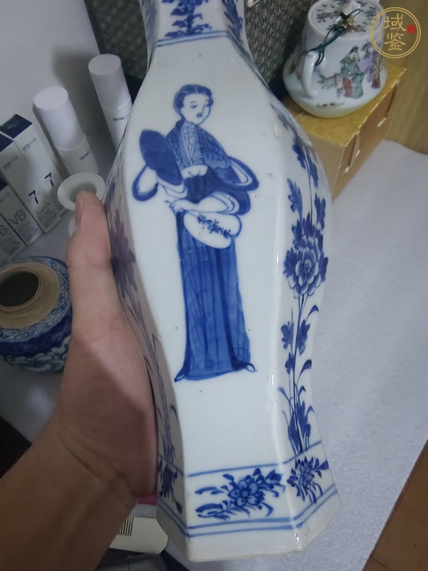 古玩陶瓷仕女紋青花瓶真品鑒賞圖