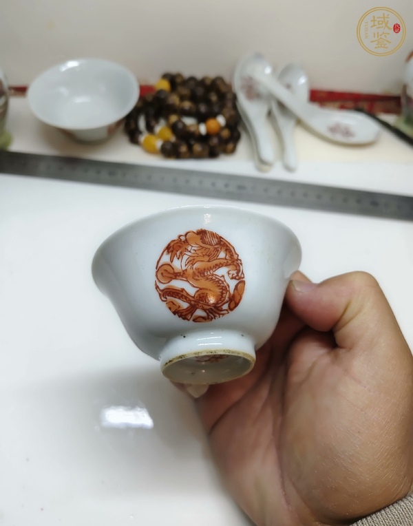 古玩陶瓷礬紅龍紋茶碗真品鑒賞圖