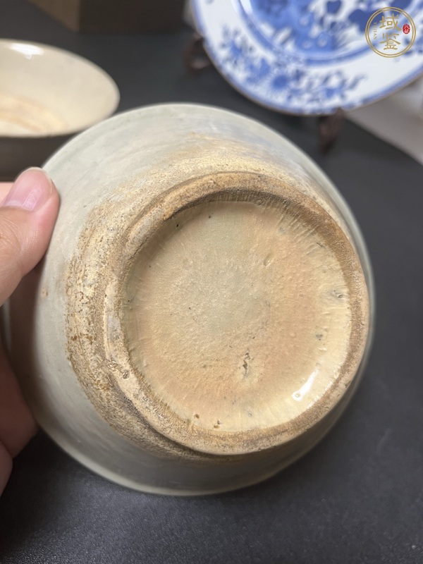 古玩陶瓷龍泉窯系青釉茶碗真品鑒賞圖