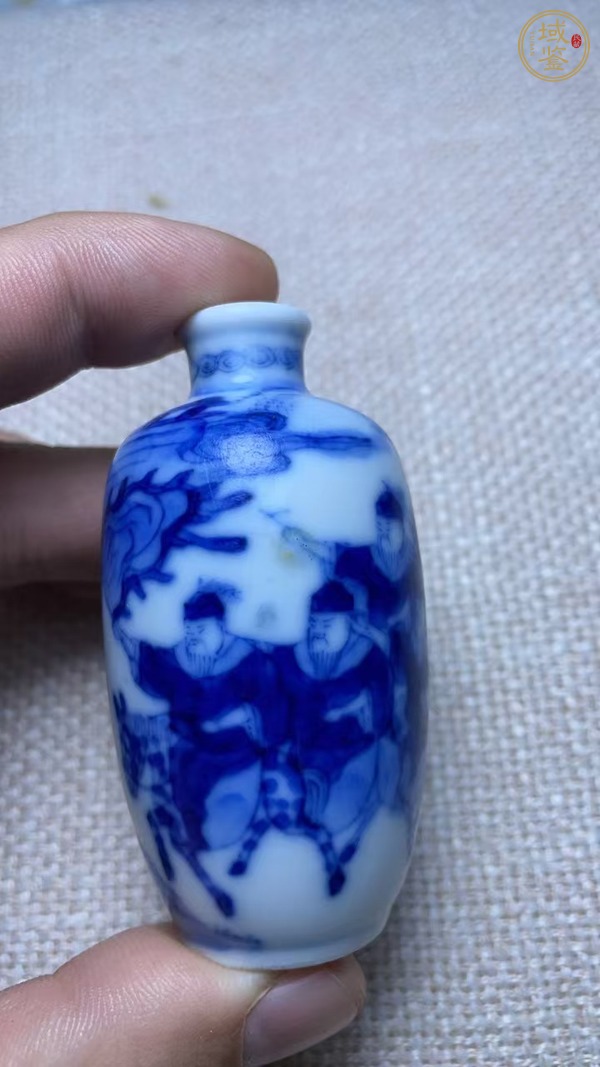 古玩陶瓷青花人物故事紋鼻煙壺真品鑒賞圖