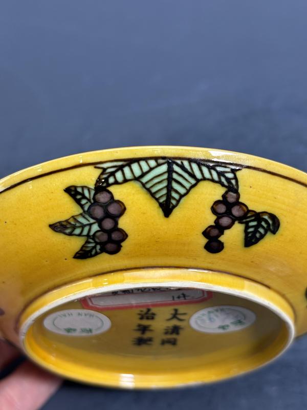 古玩轉賣(官窯包老包到代)清同治黃地素三彩暗刻云龍趕珠紋盤拍賣，當前價格888元