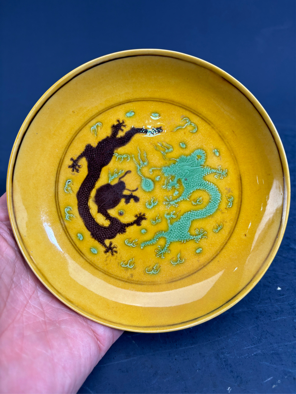 古玩陶瓷(官窯包老包到代)清同治黃地素三彩暗刻云龍趕珠紋盤拍賣，當(dāng)前價格22800元