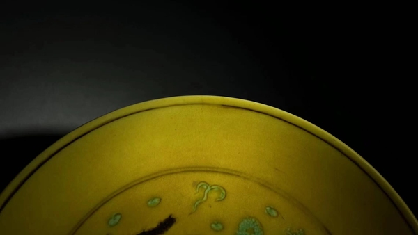 古玩陶瓷(官窯包老包到代)清同治黃地素三彩暗刻云龍趕珠紋盤拍賣，當(dāng)前價格22800元
