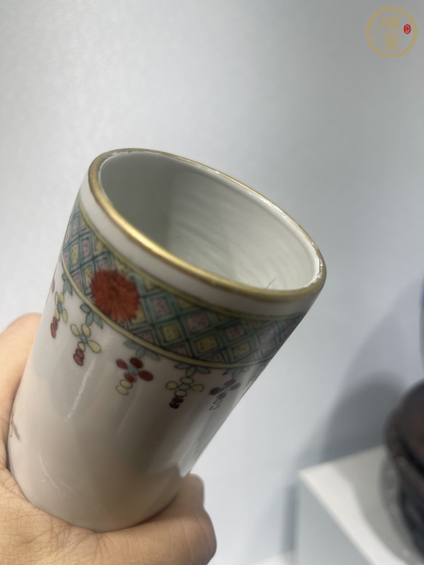 古玩陶瓷粉彩孔雀花卉紋膽式瓶真品鑒賞圖