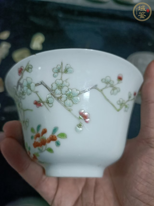 古玩陶瓷花卉紋粉彩杯真品鑒賞圖