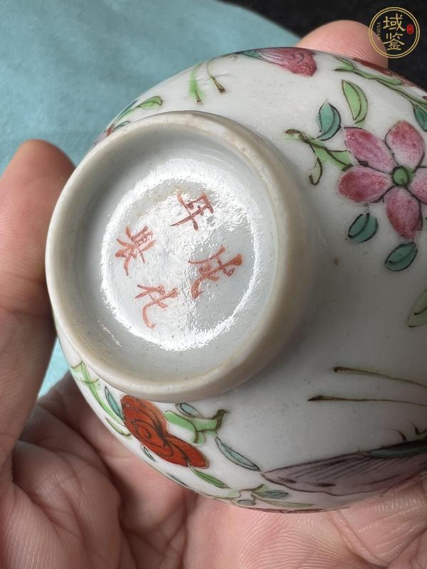 古玩陶瓷粉彩蝶戀花紋花口杯真品鑒賞圖