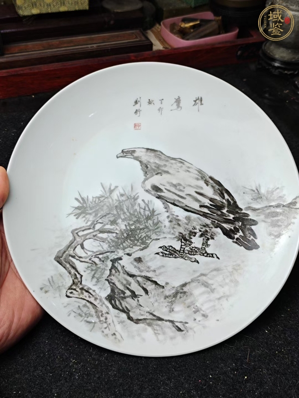 古玩陶瓷松鷹圖賞盤真品鑒賞圖