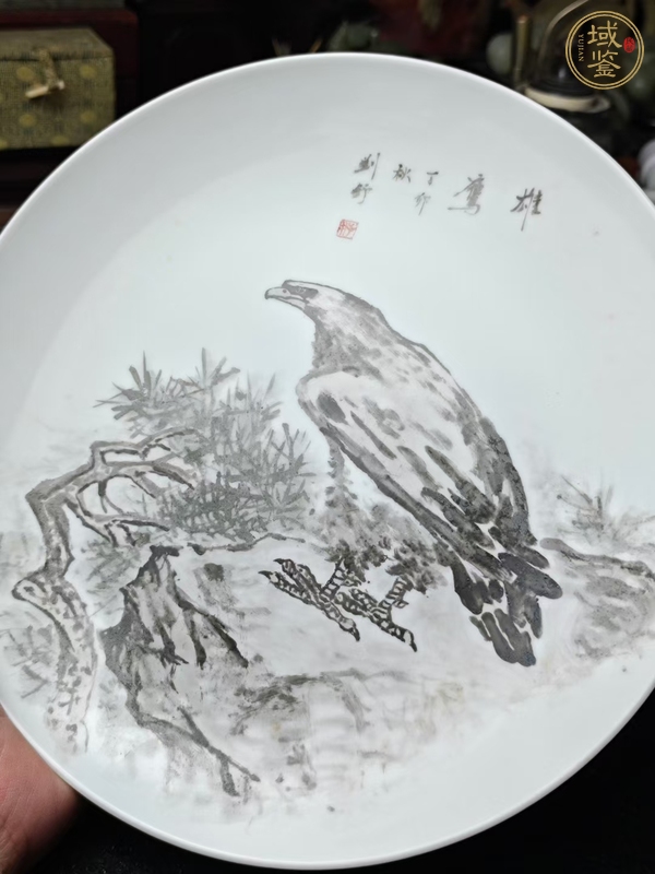 古玩陶瓷松鷹圖賞盤真品鑒賞圖