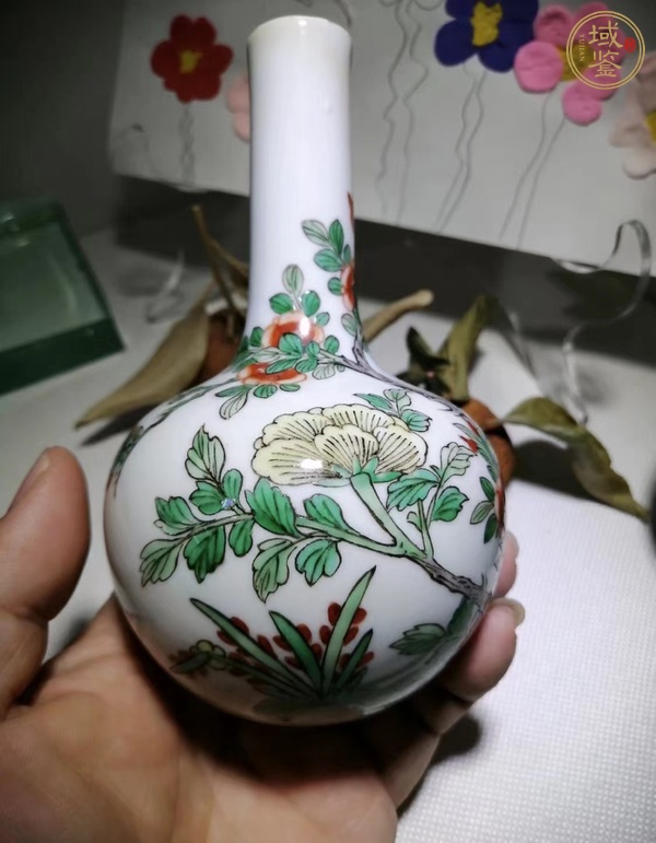 古玩陶瓷花卉紋五彩天球瓶真品鑒賞圖